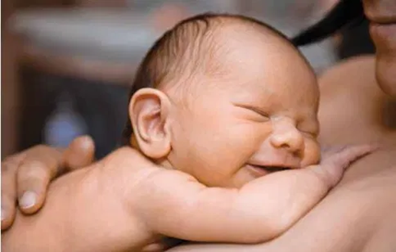 nahé dítě lěžící na matce