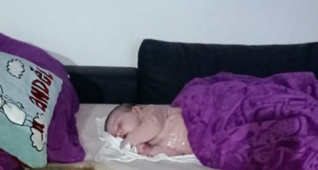 dítě spící v na pohovce na boku