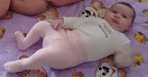 dítě na podložce vytočené do oblouku