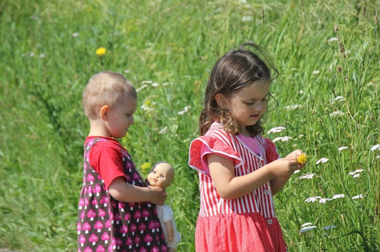 dvě děti na louce