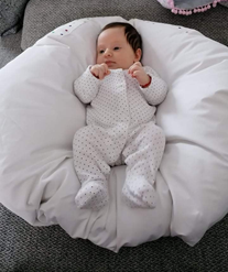 dítě na velkém polštáři