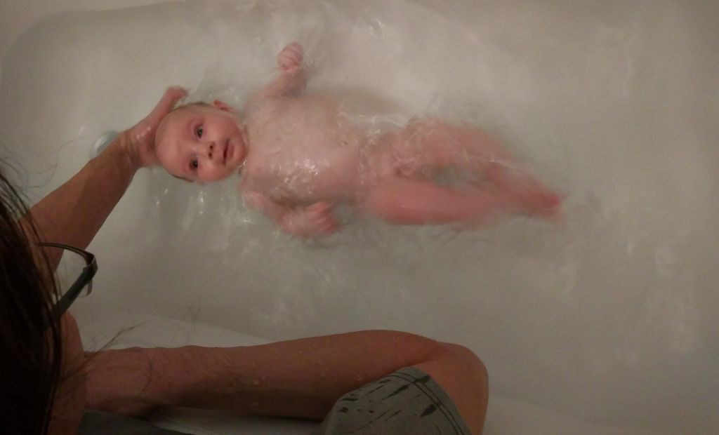 dítě plavoucí ve vaně